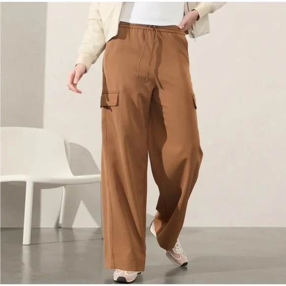 Athleta Promenade Wide
Leg Elastic Waist Cargo Pants
Walnut Brown Medium Petite - Picture 5 of 9